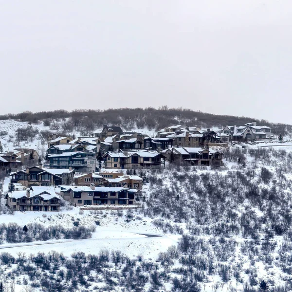 Сквер кадр Горные дома в Парк-Сити Юта со снежным природным ландшафтом зимой — стоковое фото