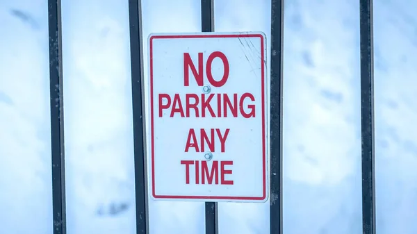 全景作物禁止停车任何时间的标志，在朦胧的背景下，雪堆成堆 — 图库照片