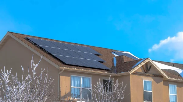 Panorama Home lungo Wasatch Terreno montano con pannelli solari sul tetto spiovente — Foto Stock