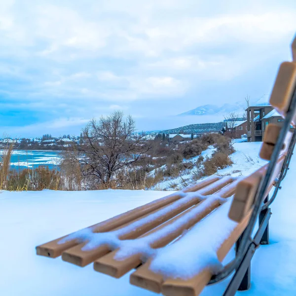 Square Terreno montañoso nevado junto al esmerilado Utah Lake en invierno con banco vacío al aire libre —  Fotos de Stock
