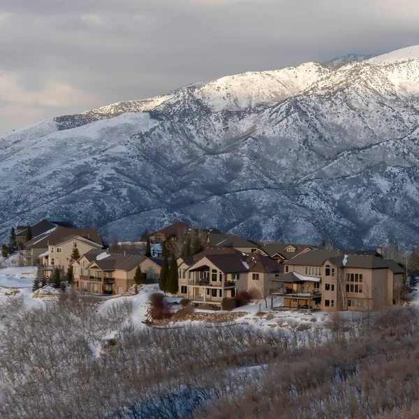 Paysage vierge carré de Wasatch Mountains avec des maisons sur son terrain enneigé — Photo