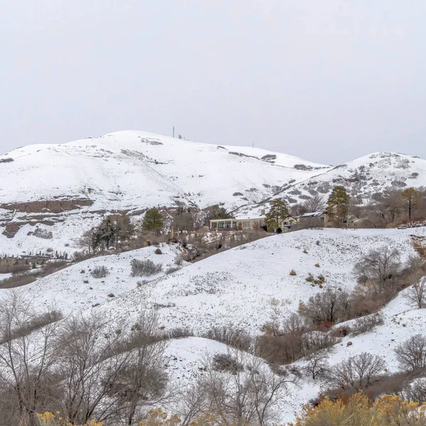 Maisons de montagne carrées à Salt Lake City paysage recouvert de neige en hiver — Photo