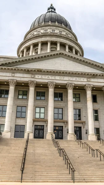 Cornice verticale Utah State Capital building con scale che conducono all'ingresso pedonale — Foto Stock