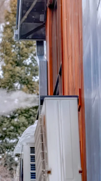 Parede exterior vertical de casa com unidades de ar condicionado e tubo de sopro de vapor — Fotografia de Stock