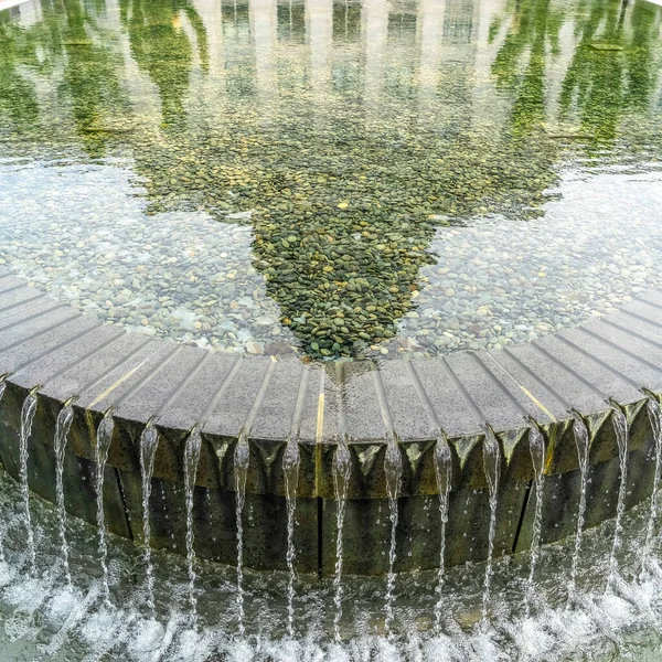 Cultivo cuadrado Utah State Capital Building reflejado en el agua clara de una piscina circular — Foto de Stock