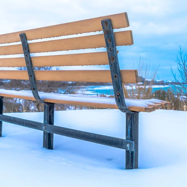 Marco cuadrado Banco esmerilado en la colina nevada con Utah Lake y vista al cielo nublado en invierno —  Fotos de Stock