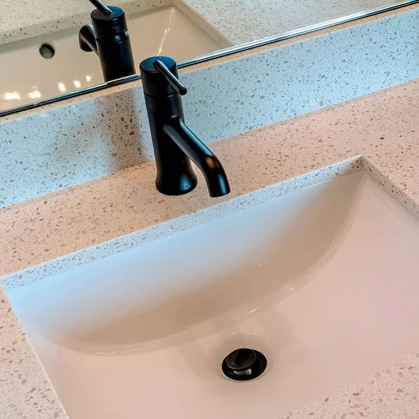 Square Single umywalka undermount zlewozmywak z czarnym kranem na białym blat nad szafą — Zdjęcie stockowe