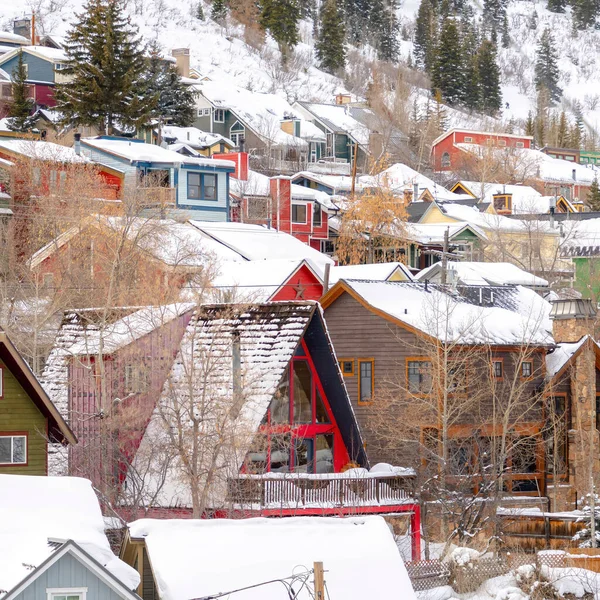 Marco cuadrado Impresionante vecindario de invierno con casas coloridas ubicadas en una colina cubierta de nieve — Foto de Stock