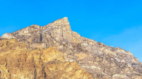 Панорама Крутая вершина и скалистые склоны горы в Прово Каньон Юта в солнечный день — стоковое фото