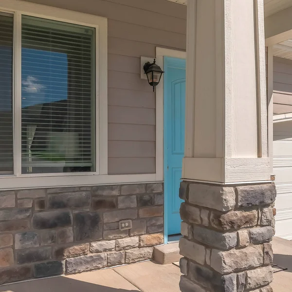 Cosecha cuadrada Entrada arqueada en el porche del hogar con puerta delantera azul junto a la ventana — Foto de Stock
