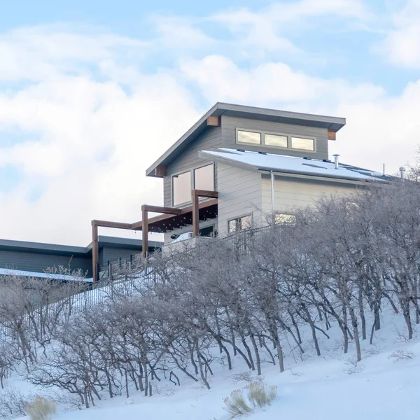 Plante carrée Wasatch Montagne avec une maison sur la pente enneigée immaculée en hiver — Photo