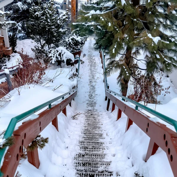 Marco cuadrado Escaleras en medio del barrio y la pintoresca colina cubierta de nieve blanca en invierno — Foto de Stock