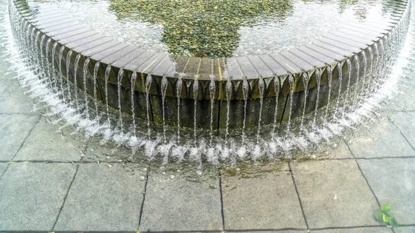 Panorama Agua clara de fuente circular de la piscina que refleja el edificio de la capital del estado de Utah — Foto de Stock