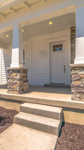 Vertical Yard pathway and steps that leads to concrete porch and white front door of home — Stock Photo, Image