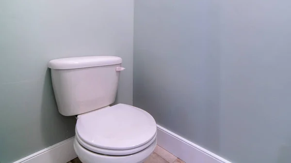 Панорамна рамка Закритий туалет і цистерна в маленькій ванній кімнаті — стокове фото