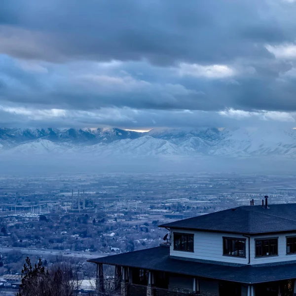 Square Downtown Salt Lake City con montañas nevadas y sombrías vistas al cielo nublado en invierno — Foto de Stock