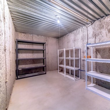 Kare Boş çok katmanlı metal raflar beton duvar ve zemin ile bir depo içinde