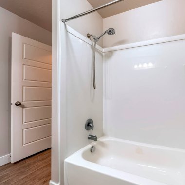 İç iskeleti banyo küveti, paslanmaz çelik duş başlığı ve musluktan yapılmıştır.