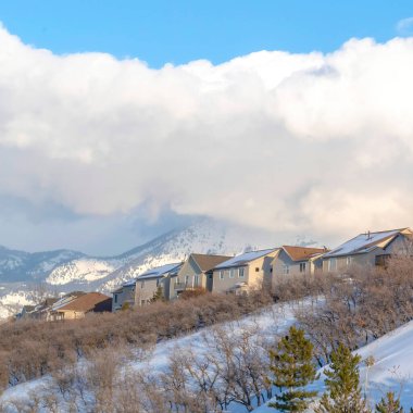 Çerçeve karlı yamaçtaki el değmemiş evler. Wasatch Dağları 'nın engelsiz manzarası.