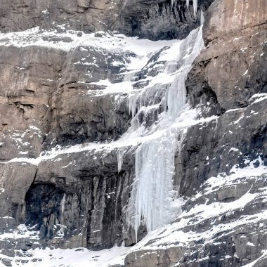 Provo Kanyonu 'nda kış boyunca dik yamaçlarda donmuş suyla Kare Ekin Gelin Şelaleleri