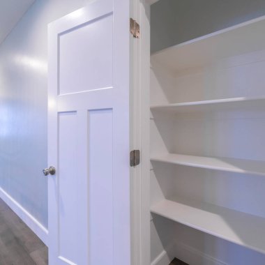 Dolapta boş tahta raflar var.