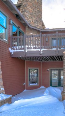 Wasatch Dağı civarındaki karlı girişte balkonlu dikey ekin evi.