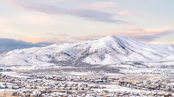 Panorama Sarp dağı ve Utah Vadisi 'nde kış karıyla kaplanmış güzel evler. — Stok fotoğraf