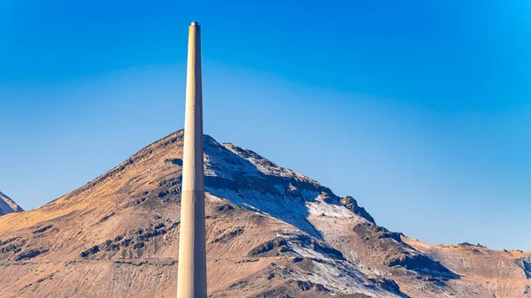 Panorama rám Garfield Smelter Stack den světle modrá obloha — Stock fotografie