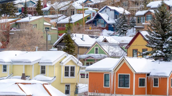 Panorama rám Barevné chatky se zasněženými střechami ve sněhu pokryté Park City Utah v zimě — Stock fotografie