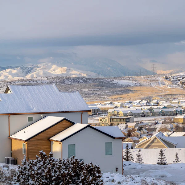 Square Homes w zaśnieżonej dzielnicy doliny Utah z malowniczym widokiem na odległą górę — Zdjęcie stockowe