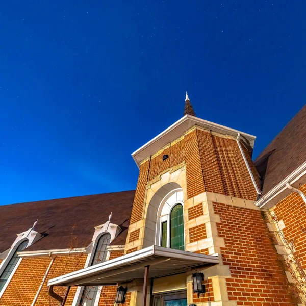 Plaza Exterior de una iglesia en Provo Utah con pared de ladrillo bajo el cielo azul claro vivo — Foto de Stock