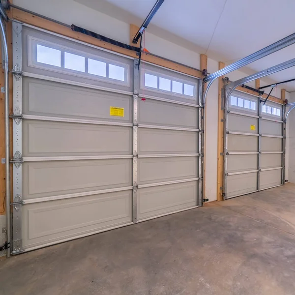 Внутри пустой закрытой межкомнатной двери гаража — стоковое фото