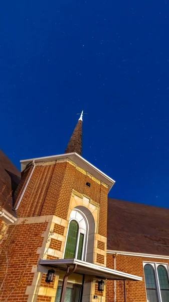 Marco vertical Fachada de una iglesia en Provo Utah con paredes de ladrillo ventanas arqueadas y campanario — Foto de Stock