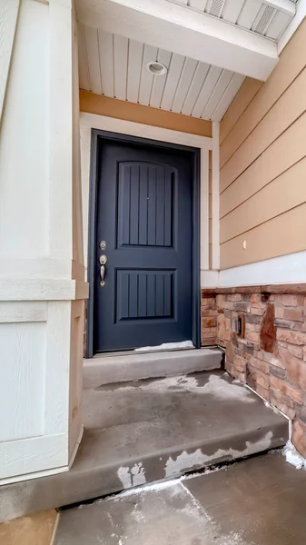 Vertikální rám Domácí vchod s modrými panelovými dveřmi a stěnou s kamennými cihlami a dřevěnými obklady — Stock fotografie
