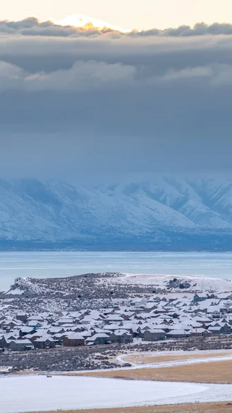 Függőleges termény Scenic utah völgy táj havas hegyi fagyos tó és fagyos házak — Stock Fotó