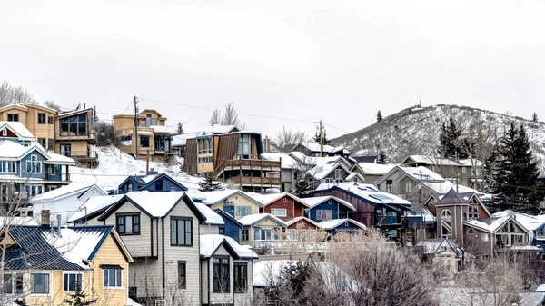 Panoramahäuser auf Wohnhügel in Park City Utah mit schneebedeckten Hängen im Winter — Stockfoto