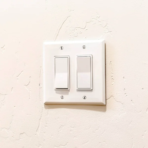 Interruptor de luz basculante múltiple cuadrado interior con palancas planas anchas y placa de cubierta — Foto de Stock