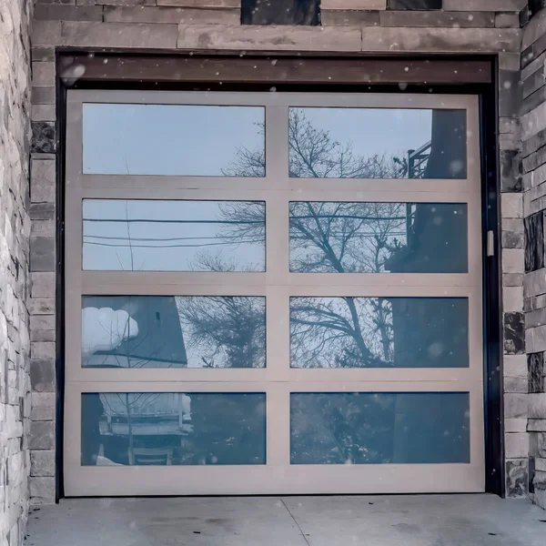 Quadrado Fechar da porta de garagem painel de vidro de casa com parede exterior de tijolo de pedra — Fotografia de Stock