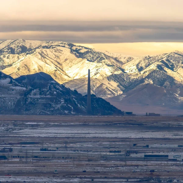 Square Sweeping pohled na Salt Lake City ohraničené tyčící se zasněženou horou — Stock fotografie