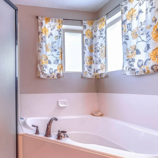 Cuarto de baño cuadrado construido en bañera y ducha con recinto de vidrio esmerilado enmarcado — Foto de Stock