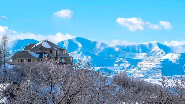 Cultures panoramiques Magnifiques montagnes Wasatch en hiver avec de belles maisons et des arbres abondants — Photo