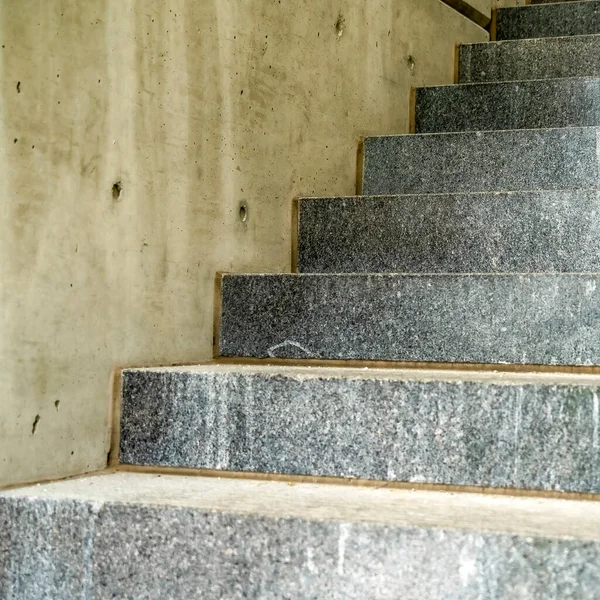 Plaza Cierre de peldaños de hormigón de una escalera dentro de un edificio comercial —  Fotos de Stock