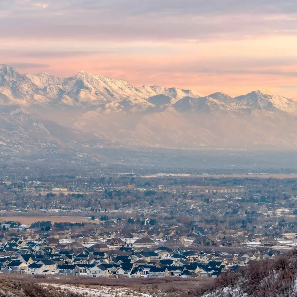 Cadre carré Superbes montagnes Wasatch et vallée de l'Utah avec des maisons poussiéreuses de neige d'hiver — Photo