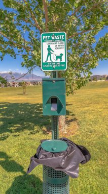 Dikey çerçeve Köpek kakası ve çöp tenekesi Timpanogo dağları ve mavi göle karşı