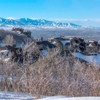 Genişleyen vadi ve yüksek tepelerin panoramik manzaralı kare ekili dağ evleri