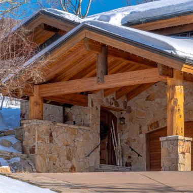 Park City Utah 'taki Kare Ekin Dağı evi garaj girişine giden yolu gösteriyor.