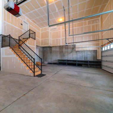 Modern bir evin bodrum katı bomboş.