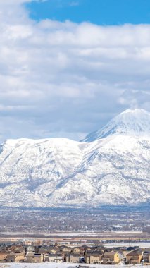 Evler ve göl üzerinde karla kaplı, dikey manzaralı vadi manzarası