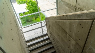 Panorama ticaret binası içi merdiven ve tırabzan ile beton duvarlar arasında