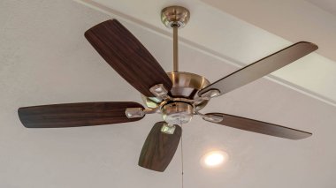 Dekoratif ahşap tavan kirişine yerleştirilmiş ışıklarla döşenmiş panorama çerçeve elektrikli fan